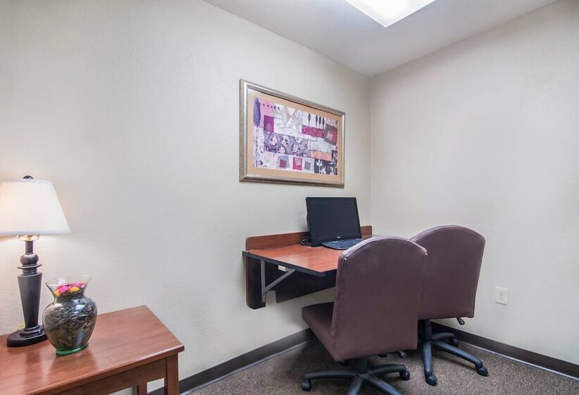 ホテル Hometowne Studios & Suites By Red Roof Bentonville