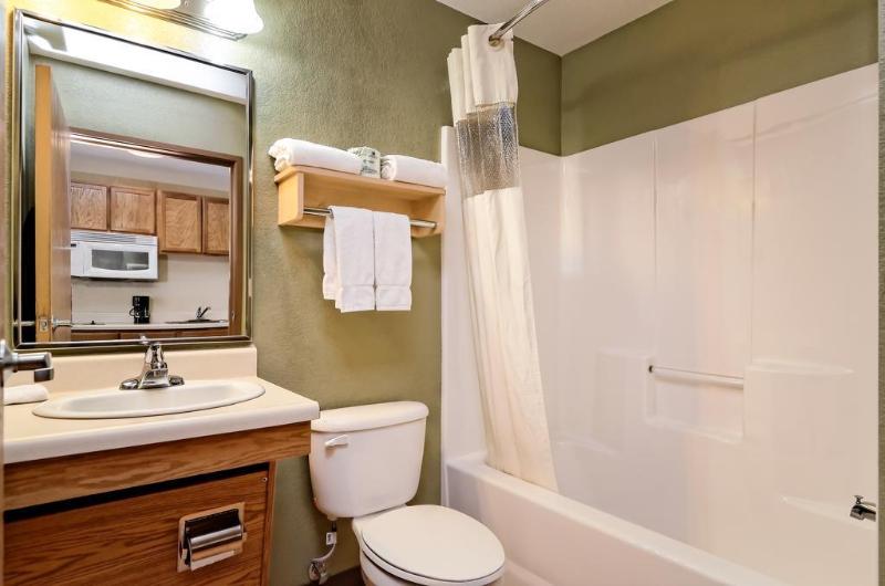 ホテル Hometowne Studios & Suites By Red Roof Bentonville