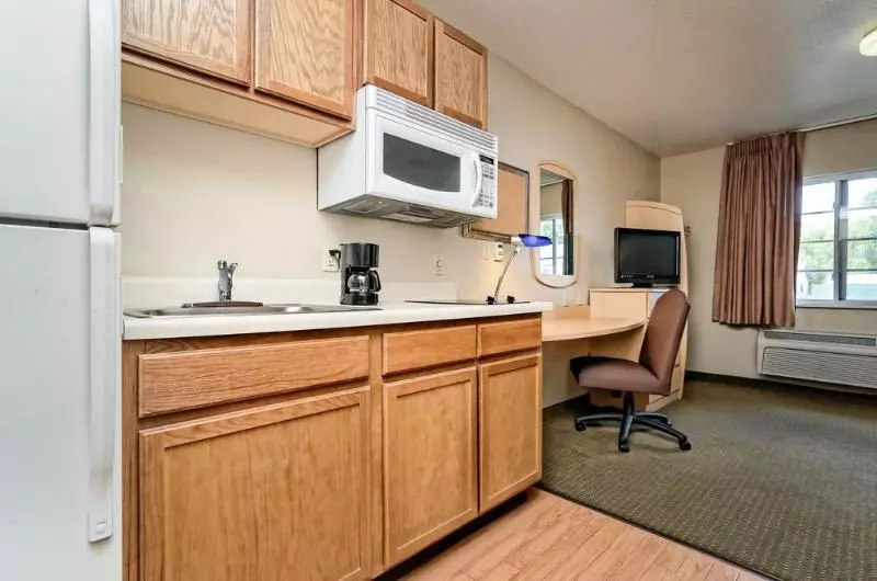 هتل Hometowne Studios & Suites By Red Roof Bentonville