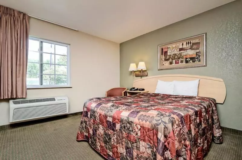 هتل Hometowne Studios & Suites By Red Roof Bentonville