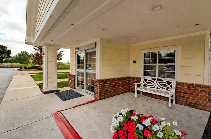 ホテル Hometowne Studios & Suites By Red Roof Bentonville