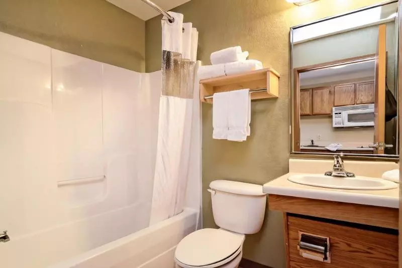 هتل Hometowne Studios & Suites By Red Roof Bentonville