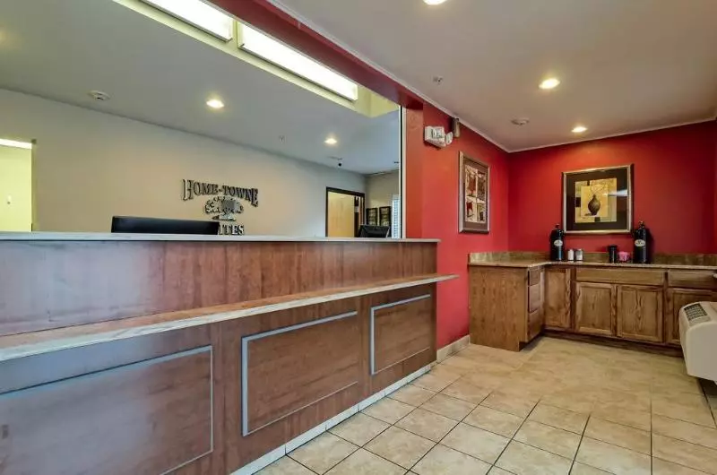 هتل Hometowne Studios & Suites By Red Roof Bentonville