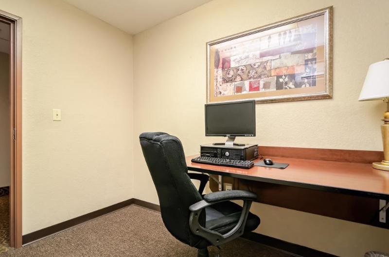 ホテル Hometowne Studios & Suites By Red Roof Bentonville