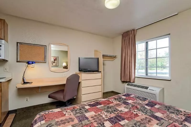 هتل Hometowne Studios & Suites By Red Roof Bentonville