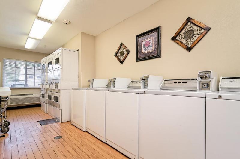 ホテル Hometowne Studios & Suites By Red Roof Bentonville