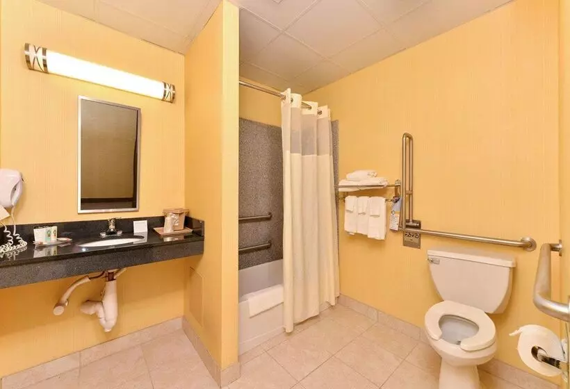 هتل Quality Suites