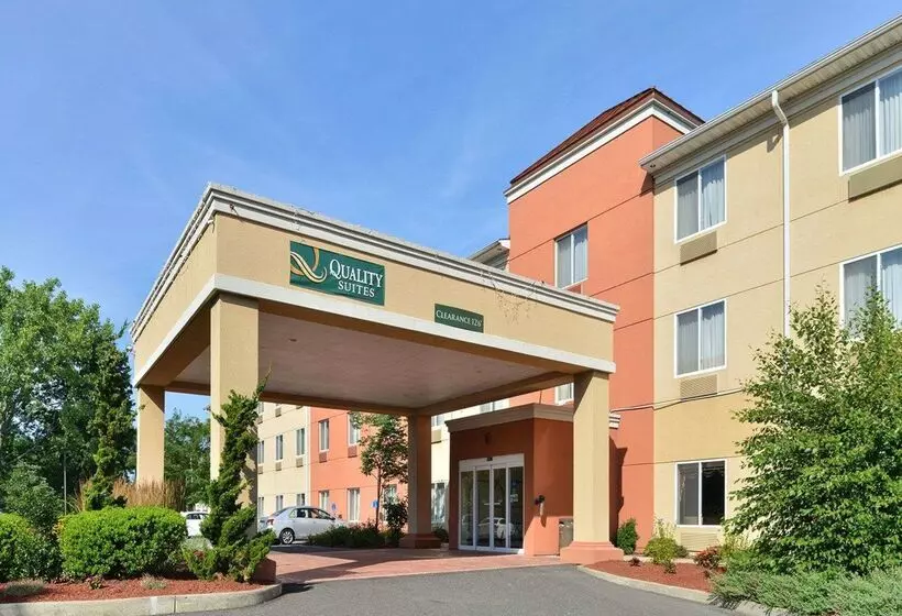 هتل Quality Suites