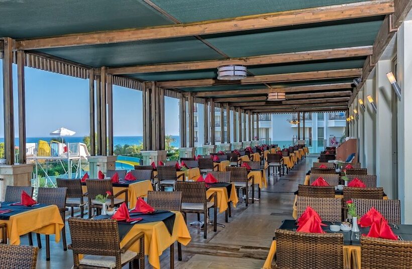 فندق Royal Atlantis Spa & Resort