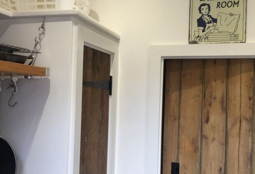 Impeccable Cottage Suitable For 2 Adults & 1 Child