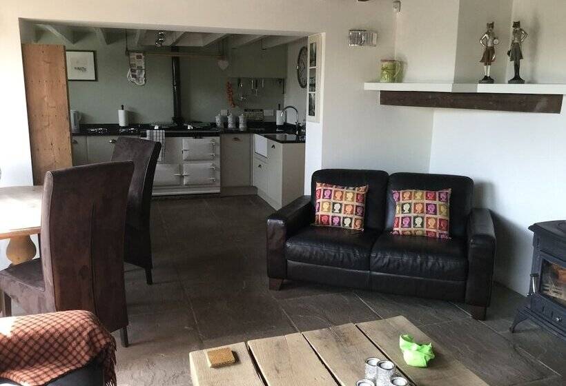 Impeccable Cottage Suitable For 2 Adults & 1 Child