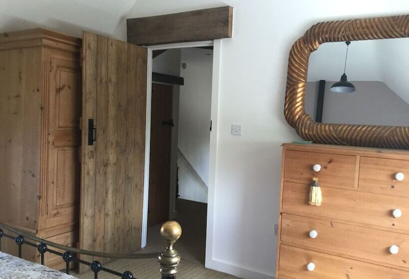 Impeccable Cottage Suitable For 2 Adults & 1 Child