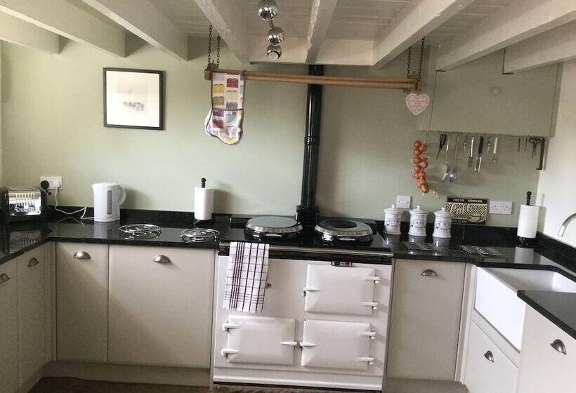 Impeccable Cottage Suitable For 2 Adults & 1 Child