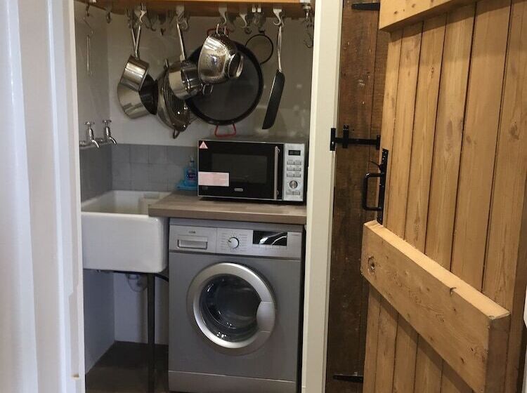 Impeccable Cottage Suitable For 2 Adults & 1 Child