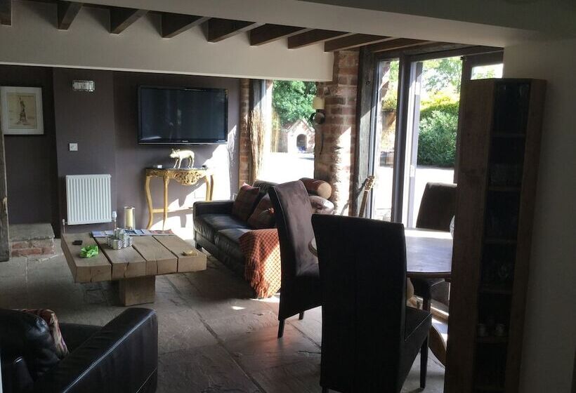 Impeccable Cottage Suitable For 2 Adults & 1 Child