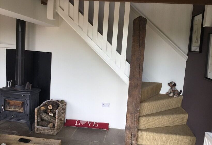 Impeccable Cottage Suitable For 2 Adults & 1 Child