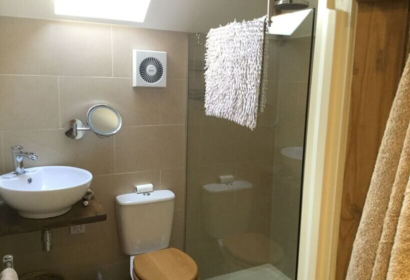 Impeccable Cottage Suitable For 2 Adults & 1 Child