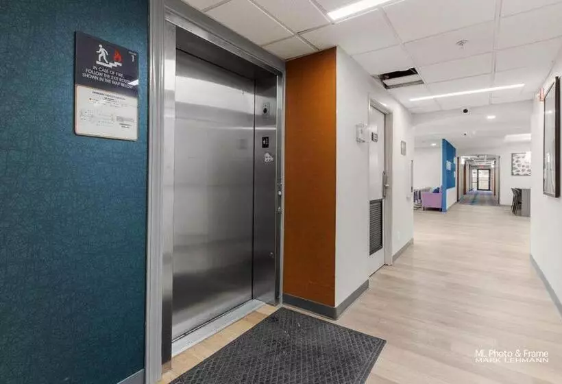 Отель Comfort Suites