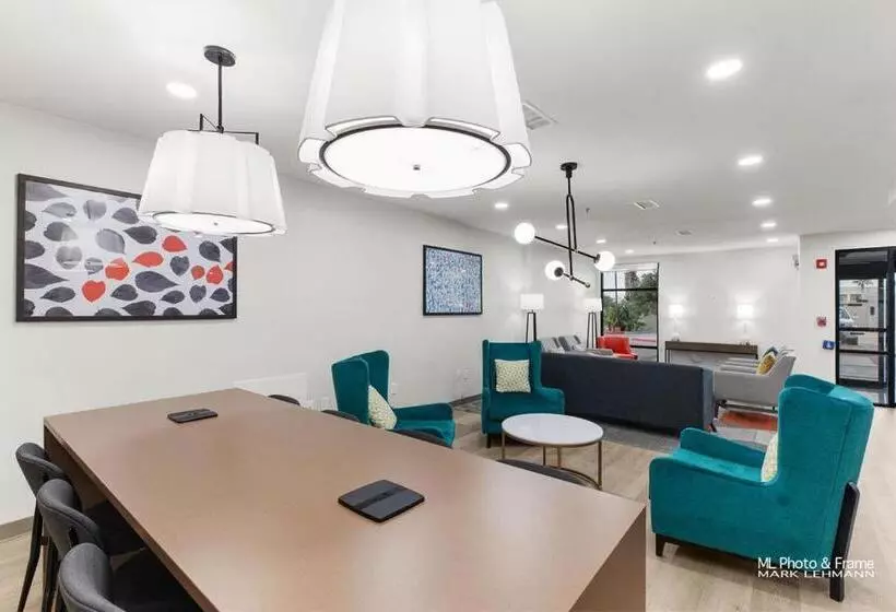 Отель Comfort Suites