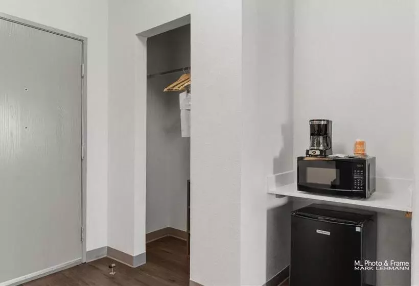 Отель Comfort Suites