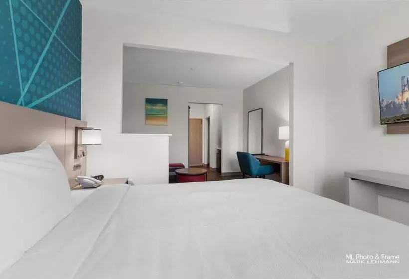 Отель Comfort Suites