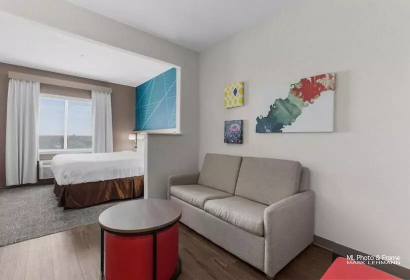 Отель Comfort Suites