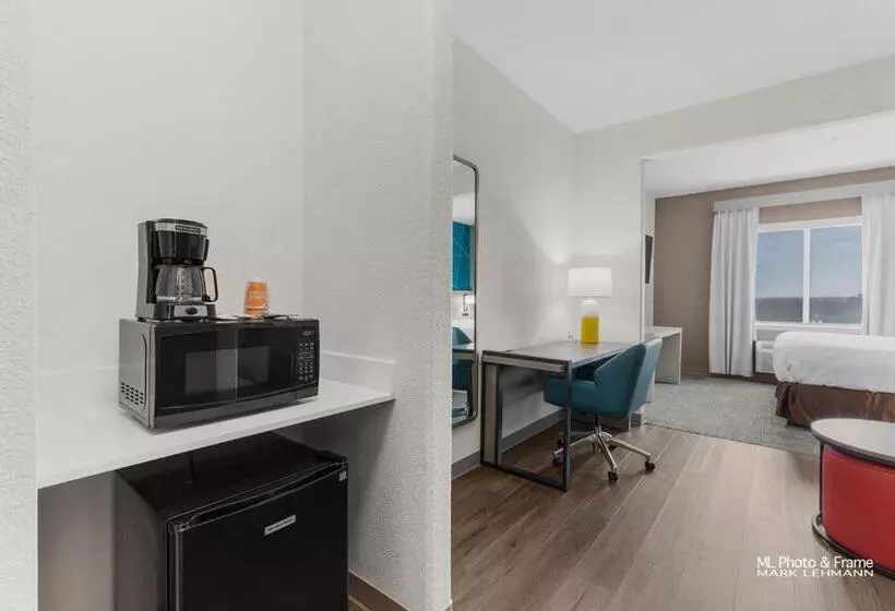 Отель Comfort Suites