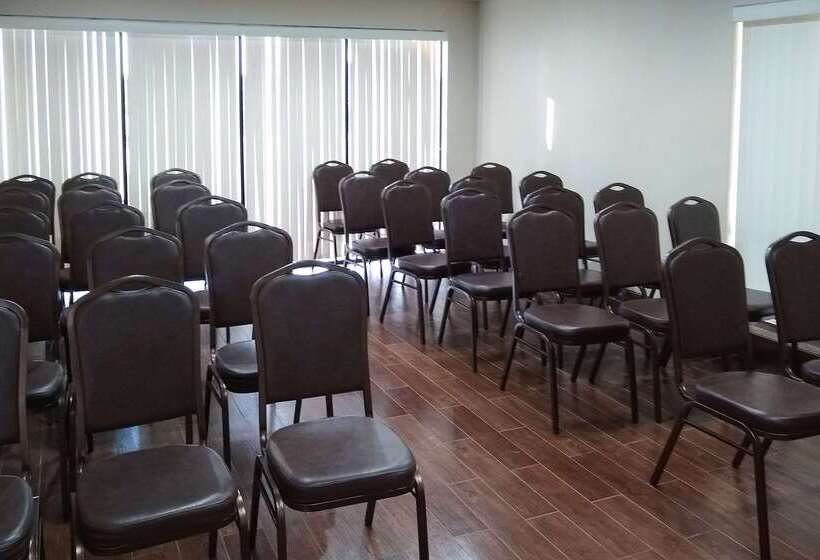 Отель Econo Lodge Inn & Suites West  Energy Corridor