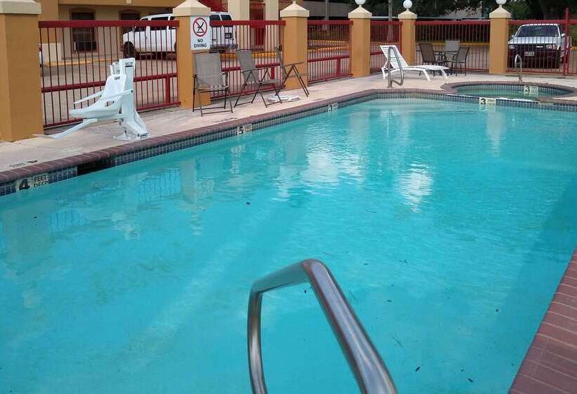 Отель Econo Lodge Inn & Suites West  Energy Corridor