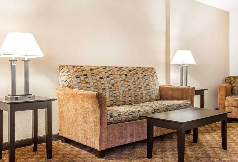 هتل Quality Inn & Suites Coliseum