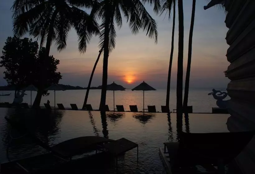 Hotel Sareeraya Villas & Suites