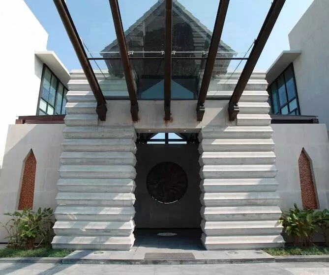 Hotel Sareeraya Villas & Suites