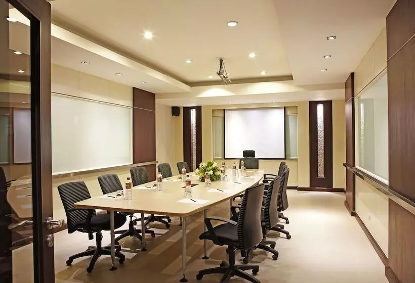 Hotel Sareeraya Villas & Suites