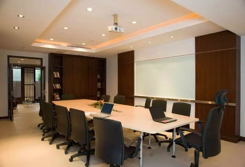 Hotel Sareeraya Villas & Suites