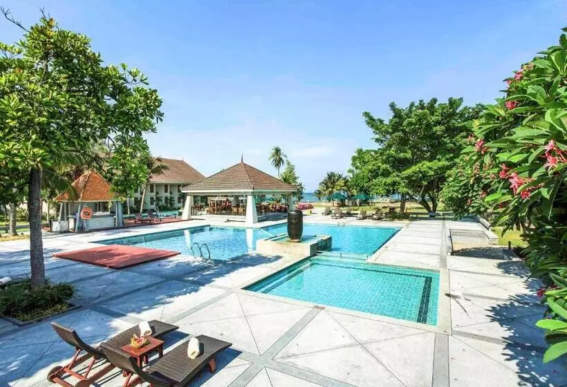 호텔 The Nouveau Chumphon Beach Resort And Golf