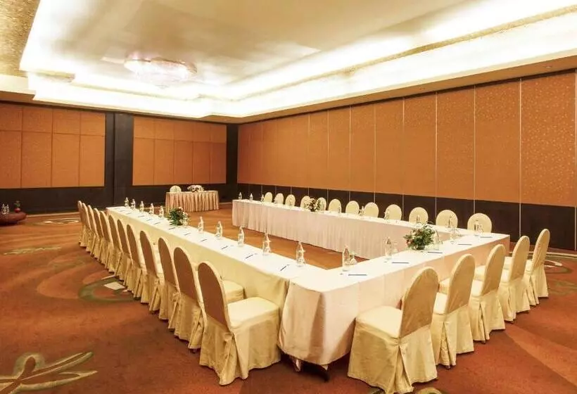 호텔 The Nouveau Chumphon Beach Resort And Golf