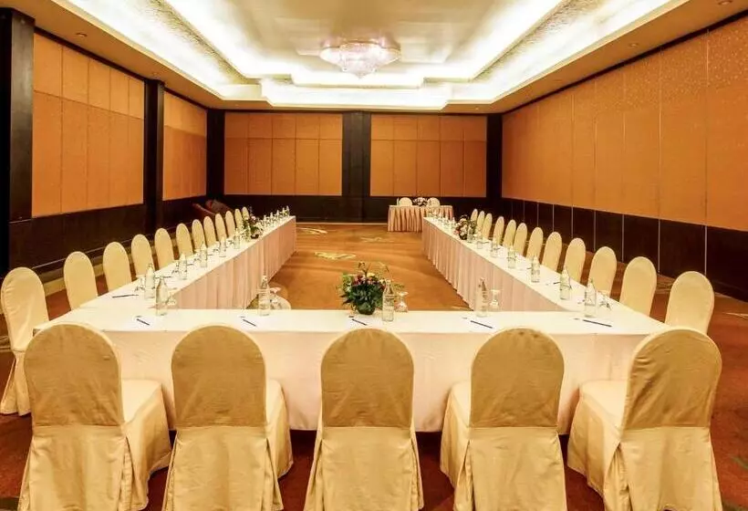 호텔 The Nouveau Chumphon Beach Resort And Golf