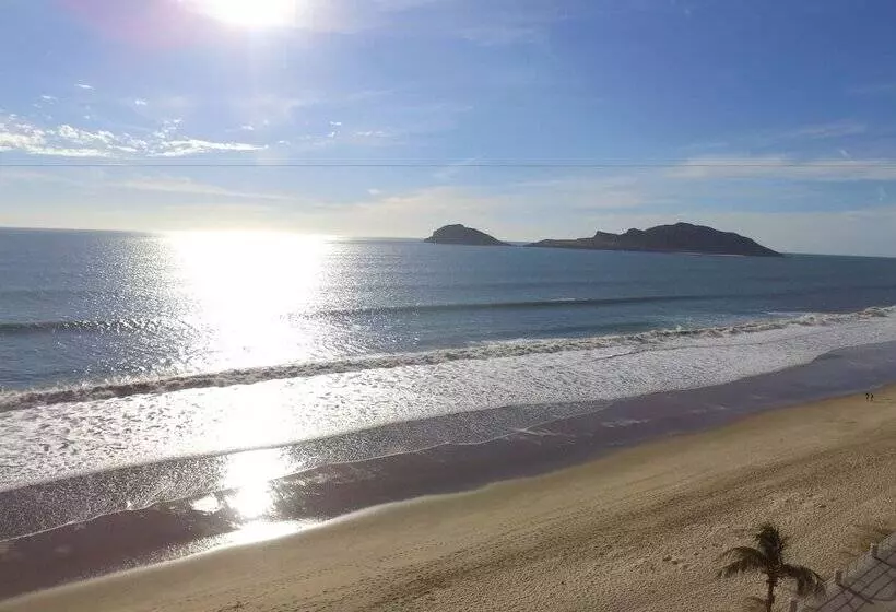 호텔 Coral Island Beach View