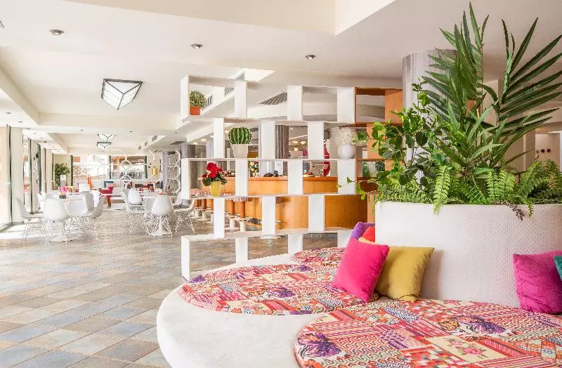 Flisvos Royal Hotel & Suites