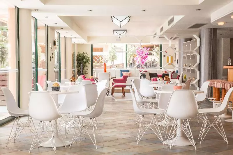 Flisvos Royal Hotel & Suites