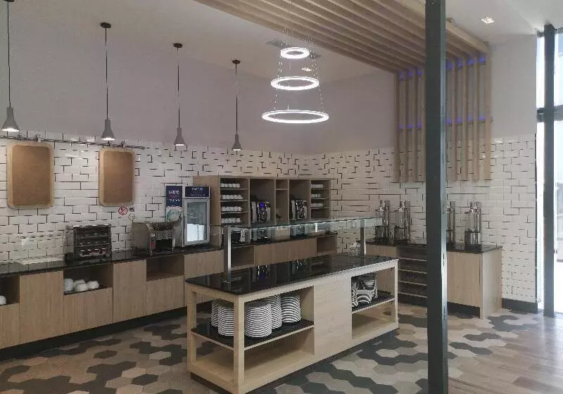 Отель Holiday Inn Express Madrid Leganes, An Ihg