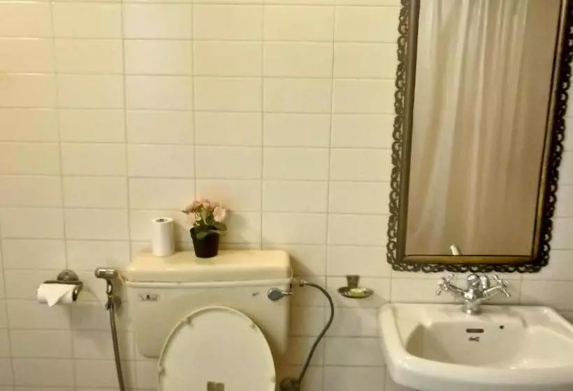 Отель Newtons Manor