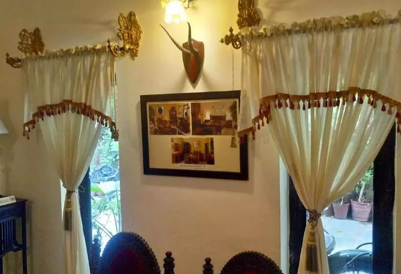 Отель Newtons Manor