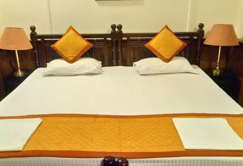 Отель Newtons Manor