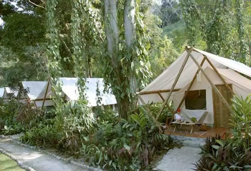 בית מלון כפרי Okavango