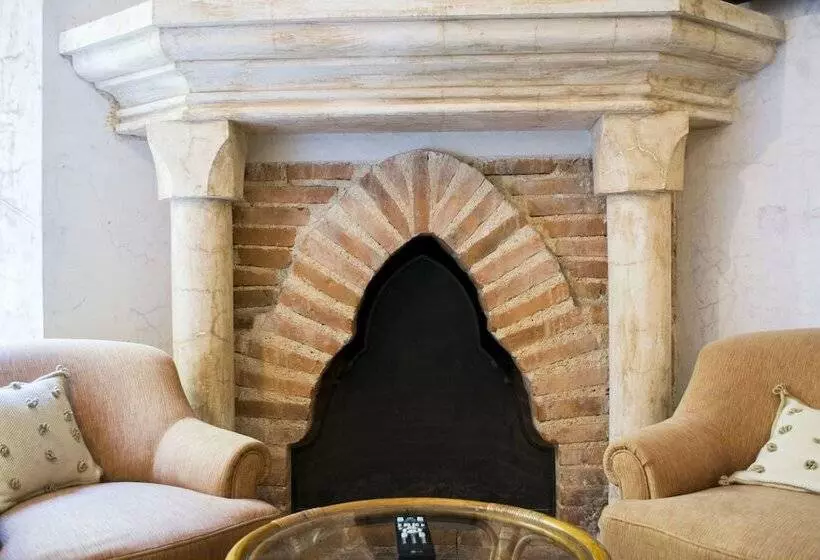 هتل Posada De Los Leones