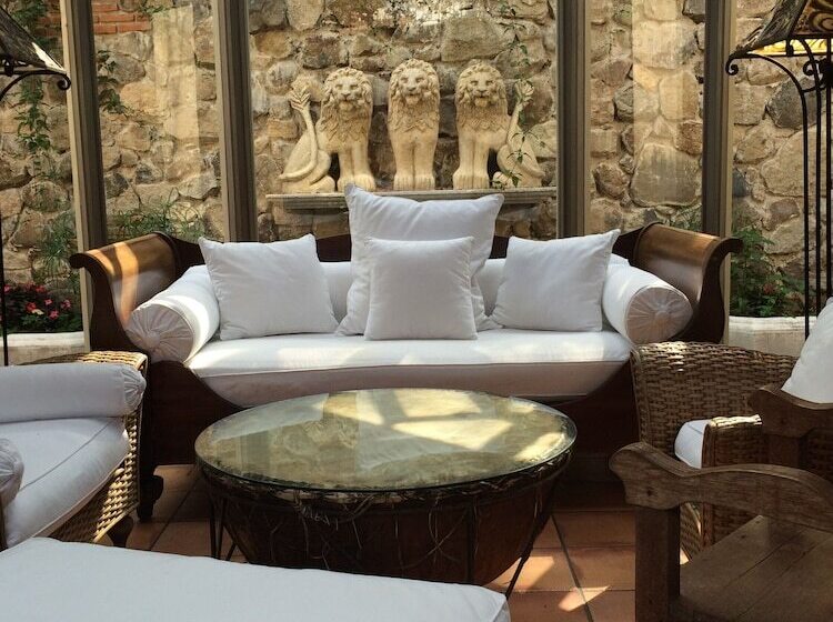 هتل Posada De Los Leones