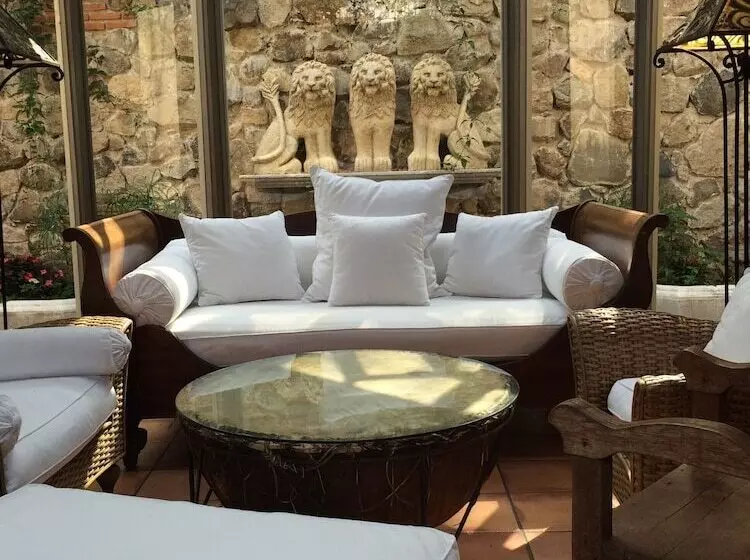 هتل Posada De Los Leones