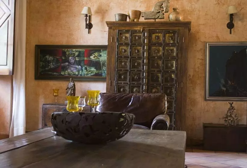 هتل Posada De Los Leones