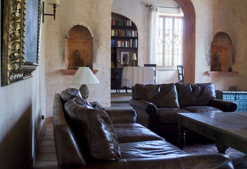 هتل Posada De Los Leones